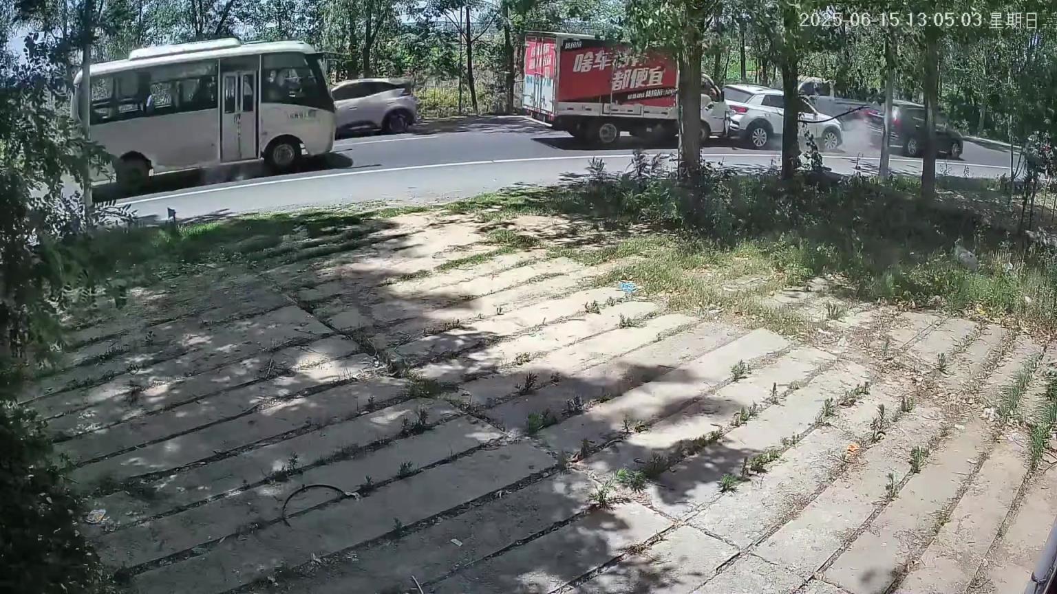 没看懂第一辆车子为什么突然停下来了呀？？