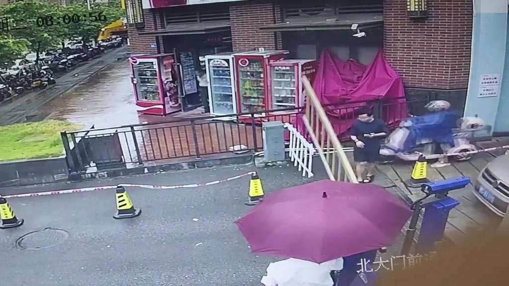 她看不见路吗？栏杆都放下来了还往前走？
