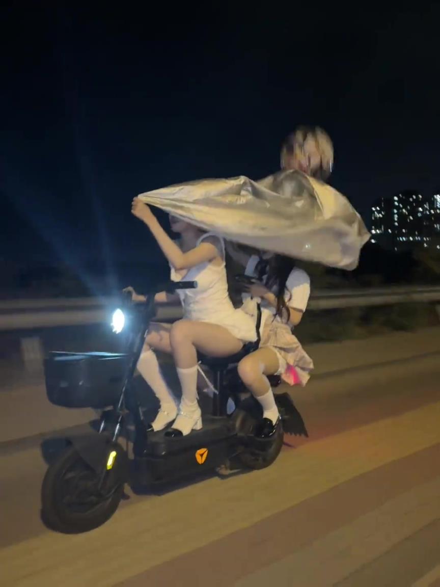 兩女生這樣騎車很危險(xiǎn)啊，路都看不到了??！