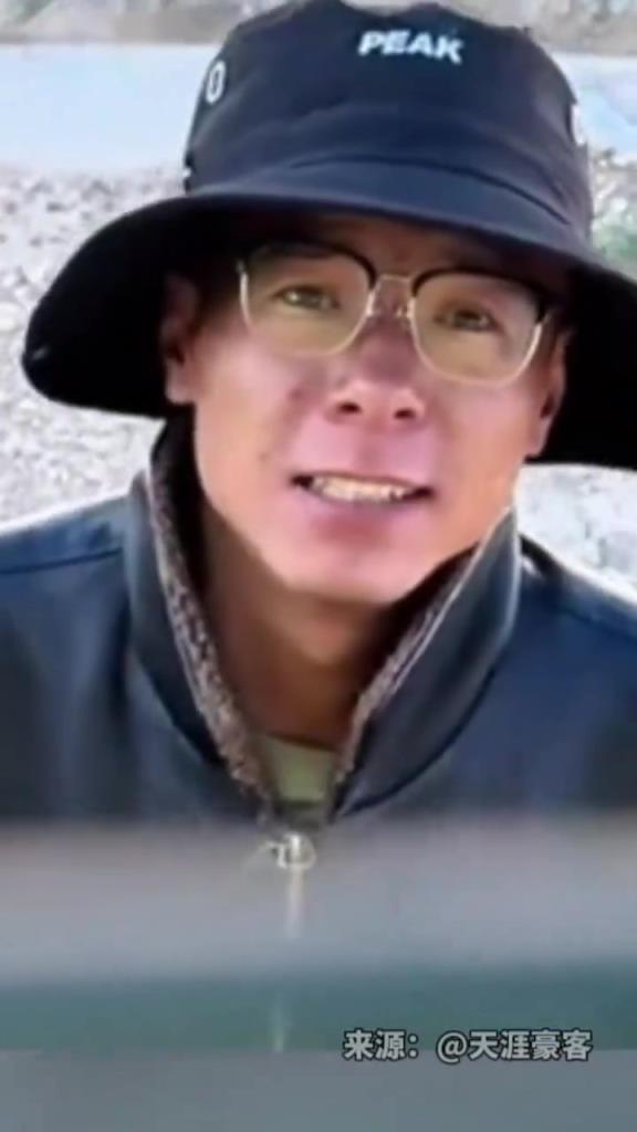 男子車輛壞在無(wú)人區(qū)，攔停路過(guò)車輛尋求幫助