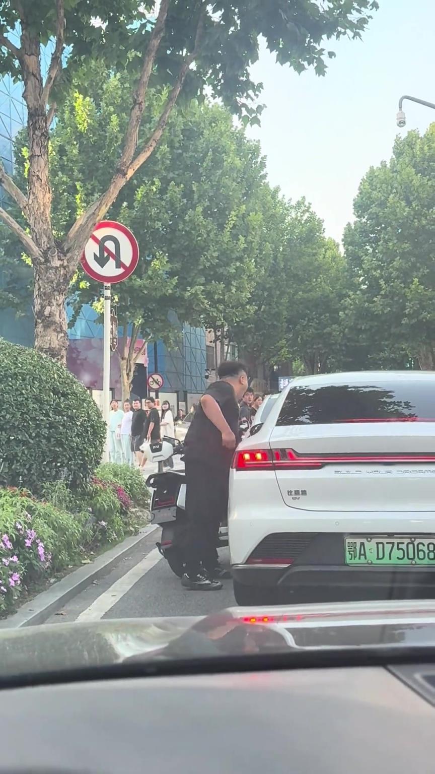 骑电动车的都这么嚣张吗