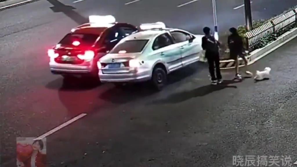 小情侣路上打出租车，服务还挺好车直接到跟前