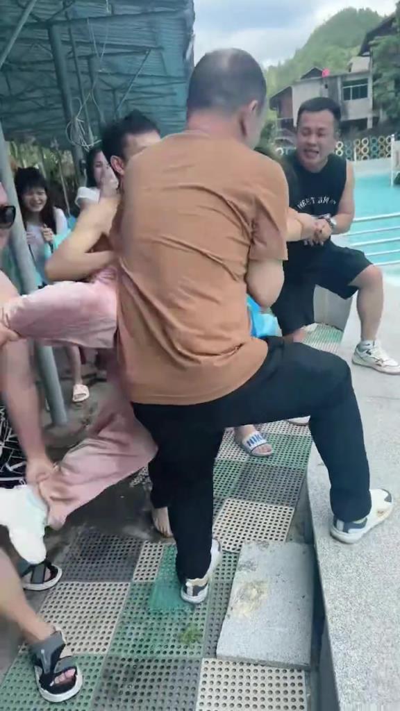 這樣欺負(fù)女生是不是太過分了！