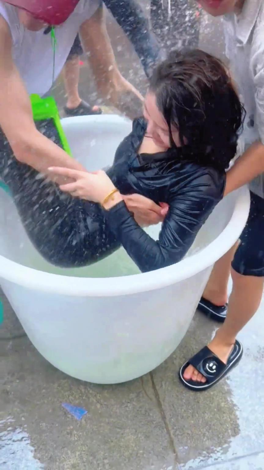 幾個小伙一起泡同一個妞啊？！