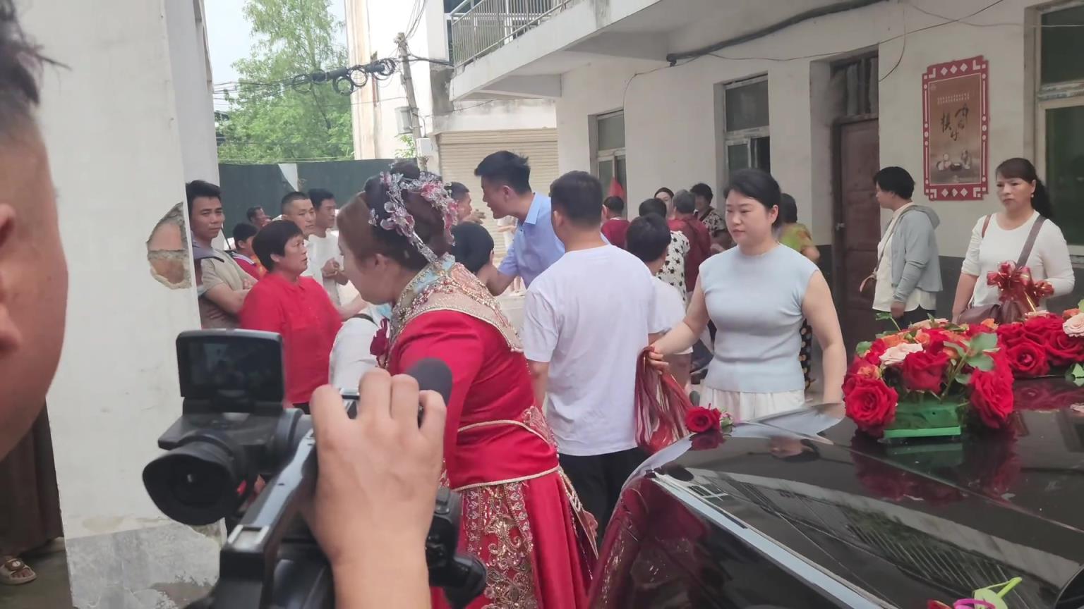 新娘都快和拦婚车的人打起来了！！