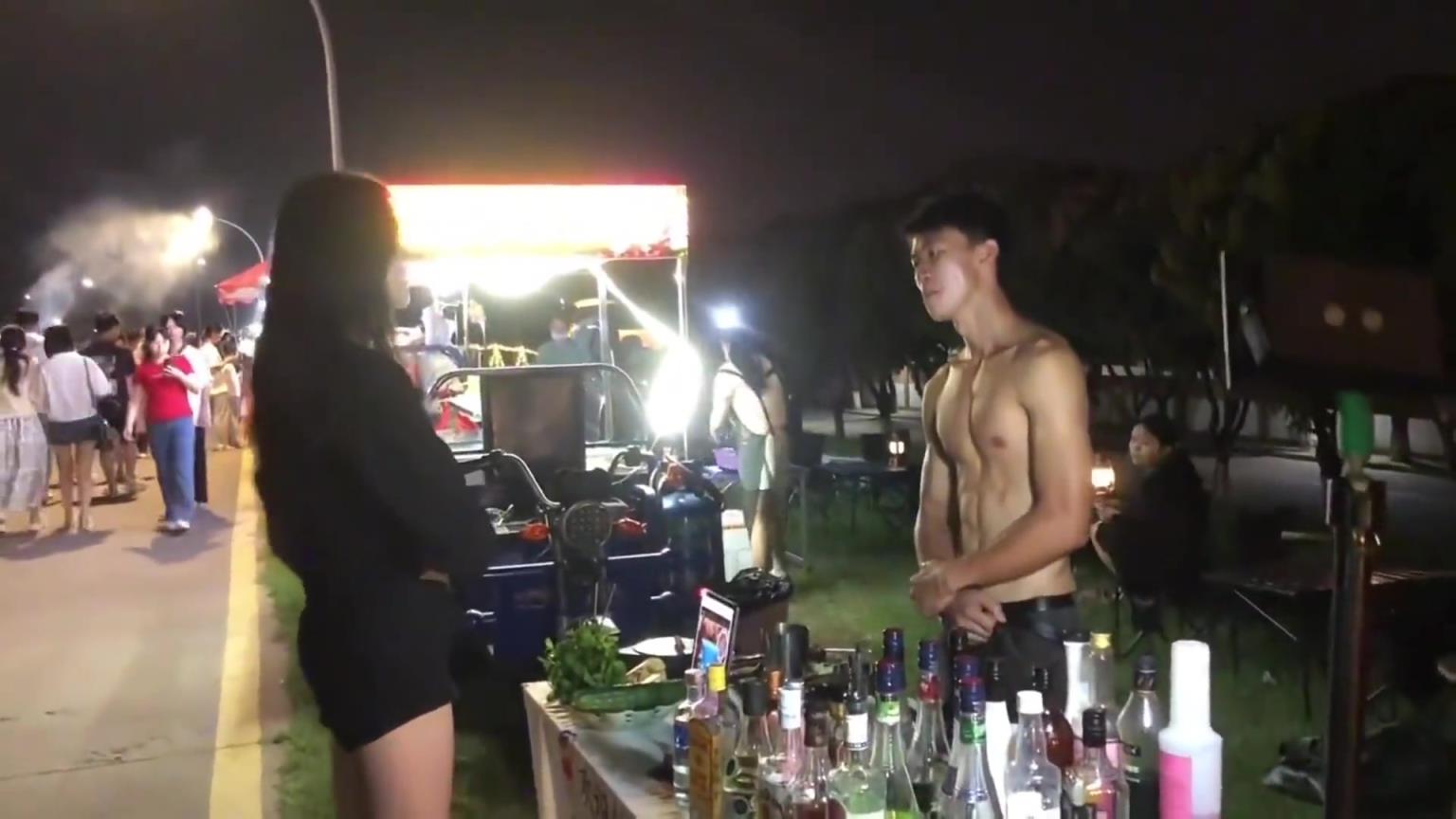 现在摆地摊待遇这么好吗？我也要去练腹肌了！
