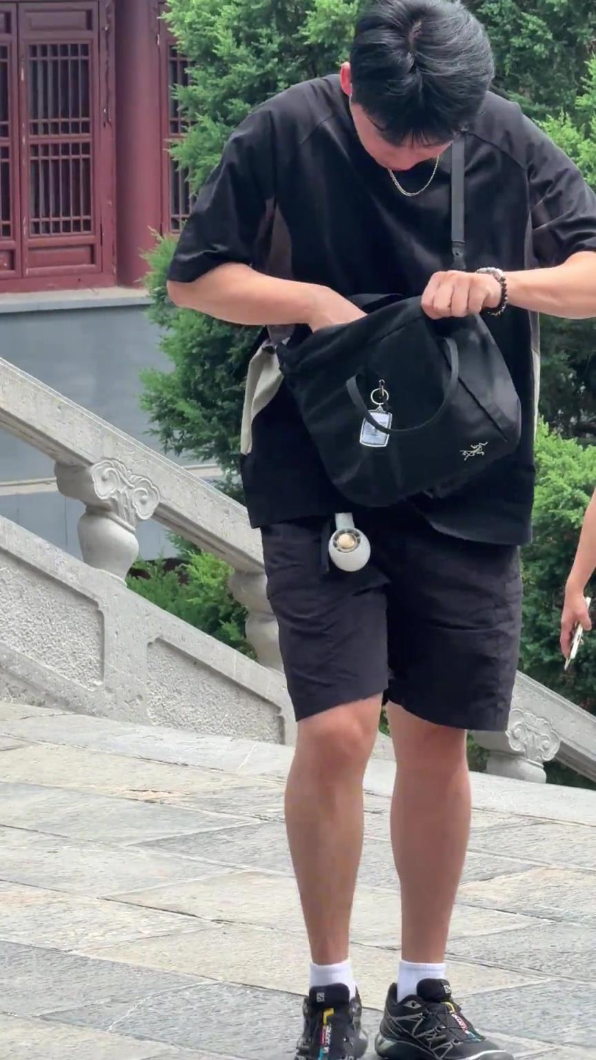 男友如何不动声色地捡胸贴
