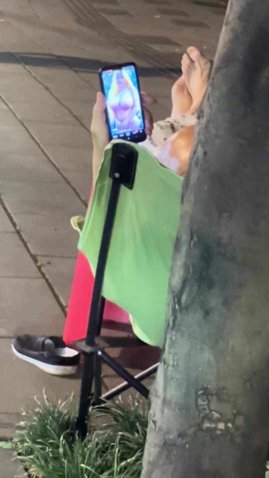 大爺雖然年紀大了，但欣賞美的眼光沒變?。? title=
