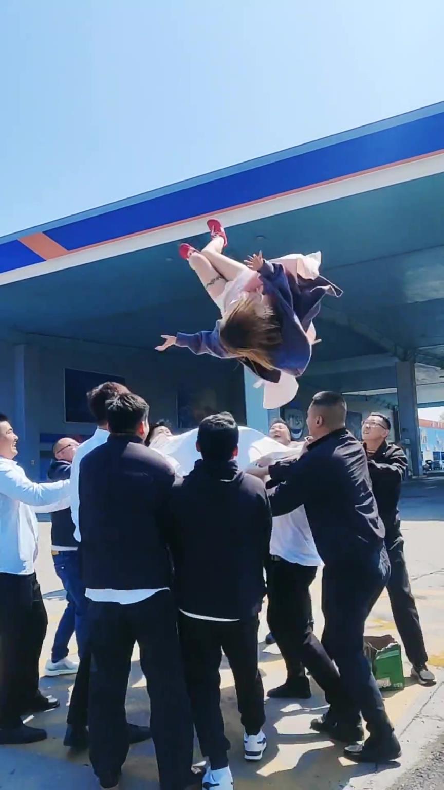 当一个伴娘容易么，被一群大老爷们抛到空中！