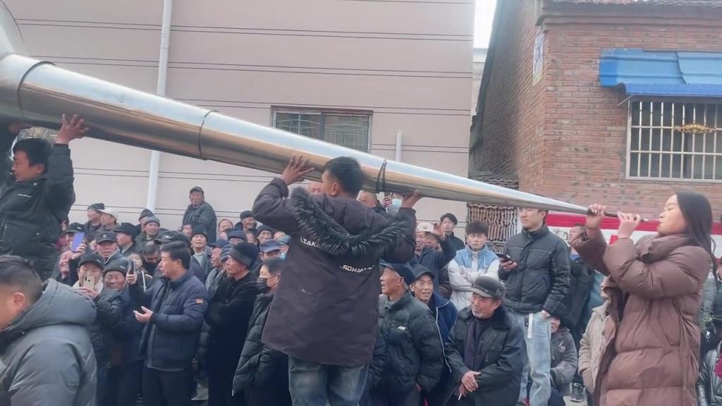 这女的吹这么大一个唢呐，必定能引爆全场啊