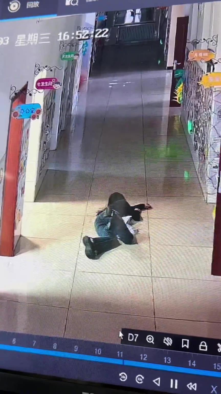 她这一跤摔得多疼啊，过了半天一动不动...