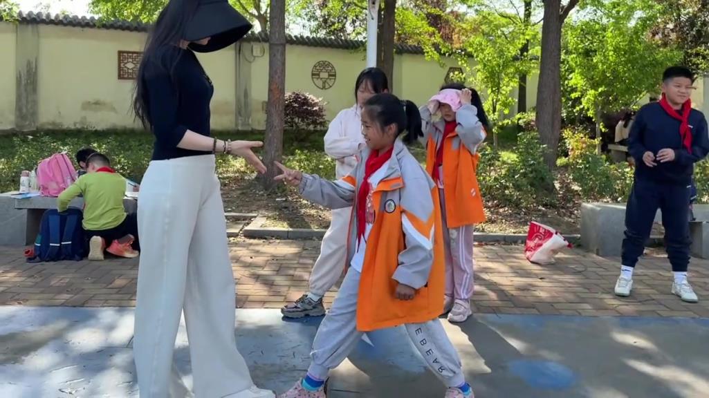 高挑女老师展示一字马劈叉，这是欺负小学生吗？！