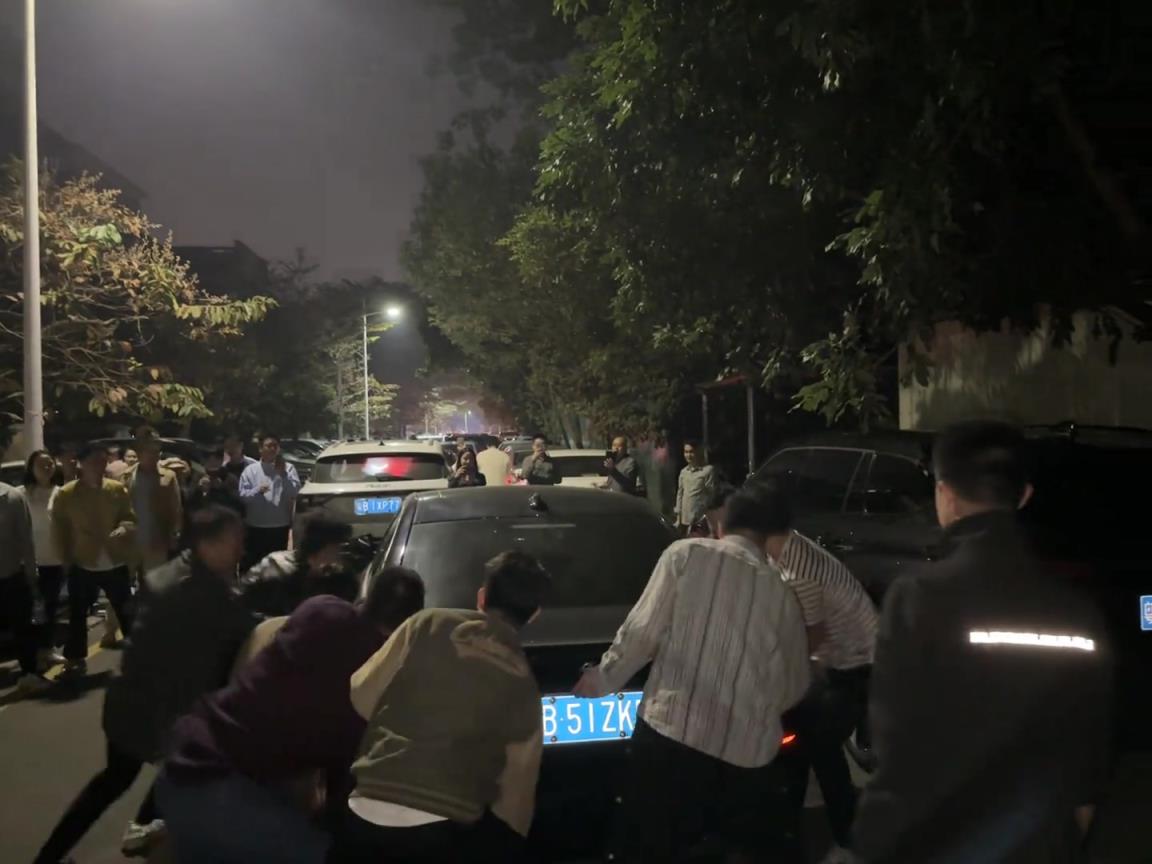 堵车实在没办法，用蛮力硬生生把违停车抬走！