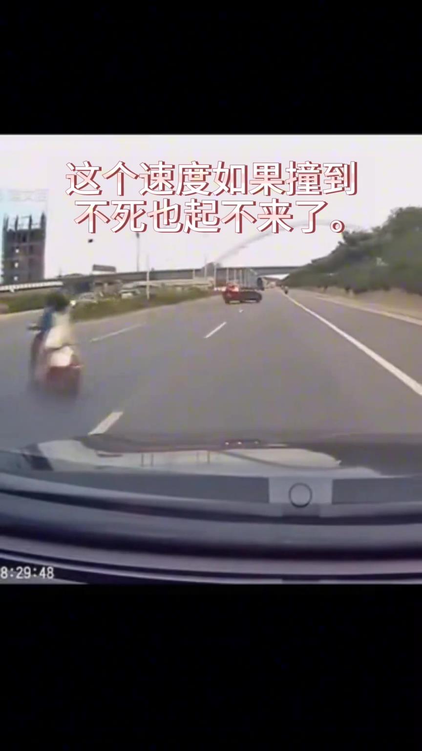 驚魂未定！一輛本田CRV硬生生被逼得漂移了2圈...