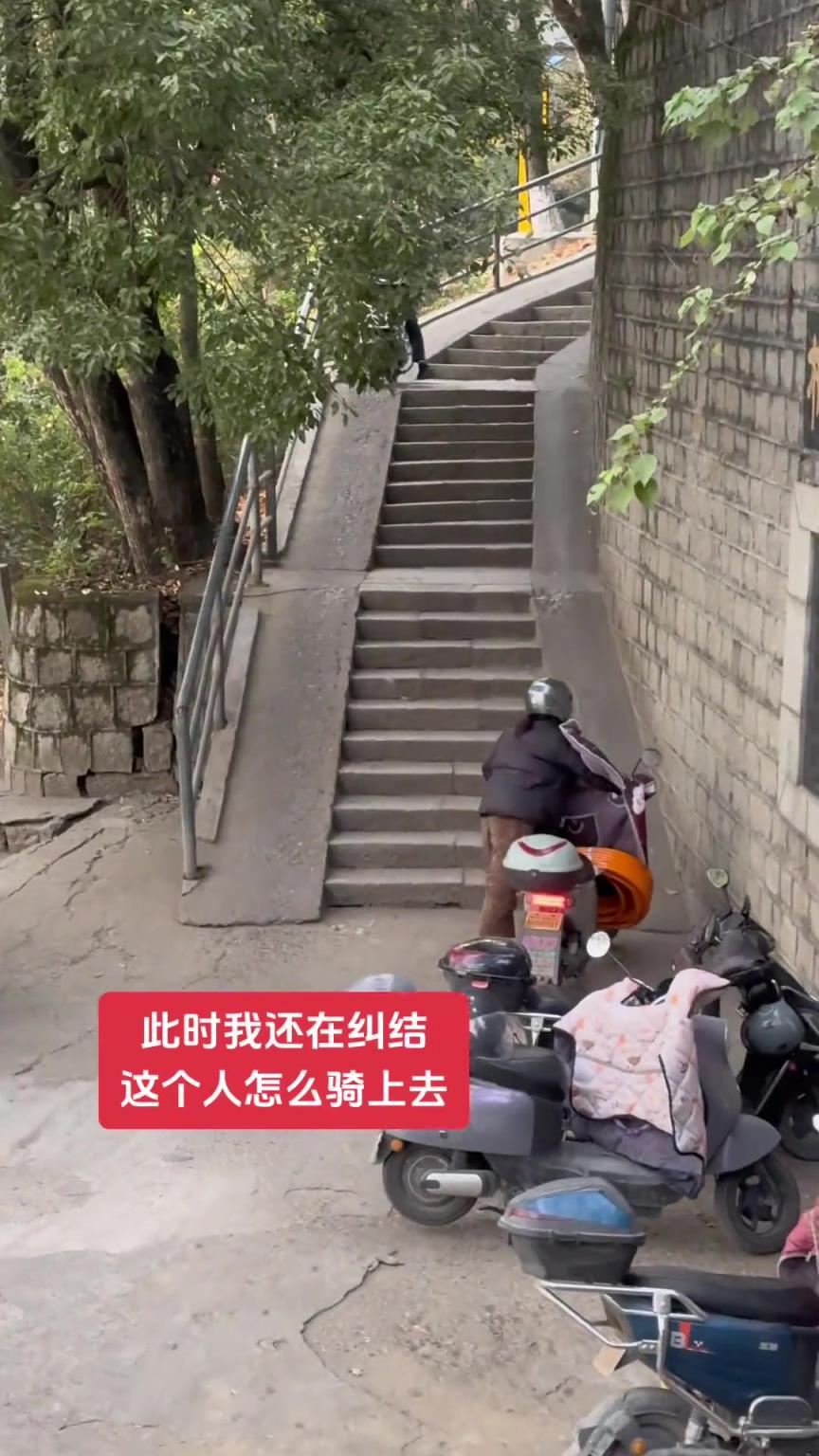 此时此刻我还在纠结，她要怎么骑上去...