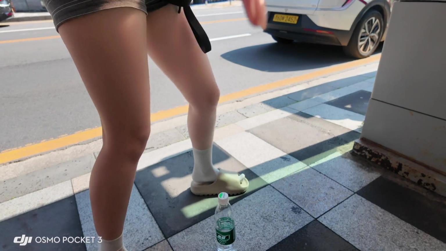 女生也是夠無聊啊，大街上干這事?。? title=