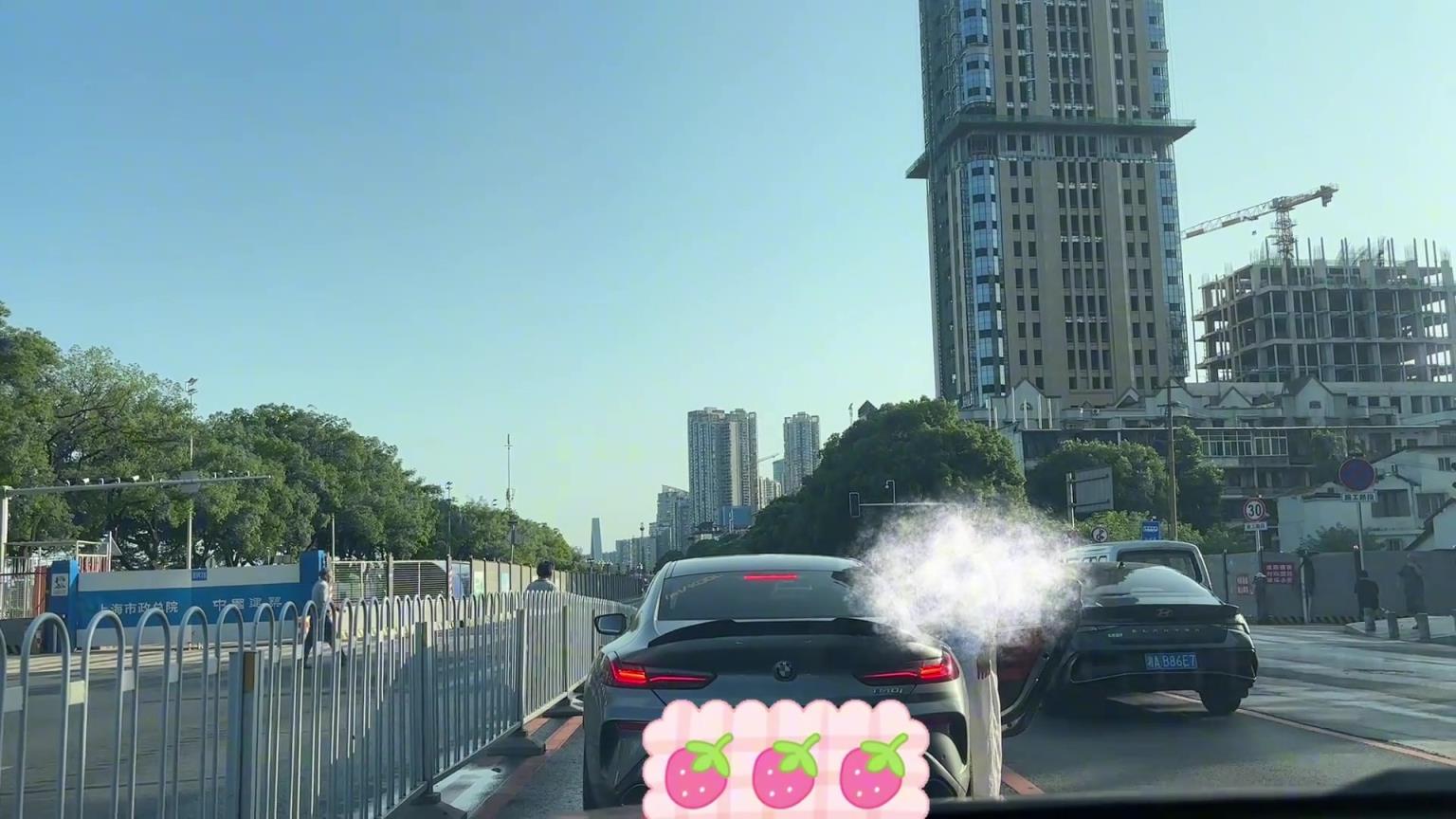 这是宝马女车主赶男子下车吗？！