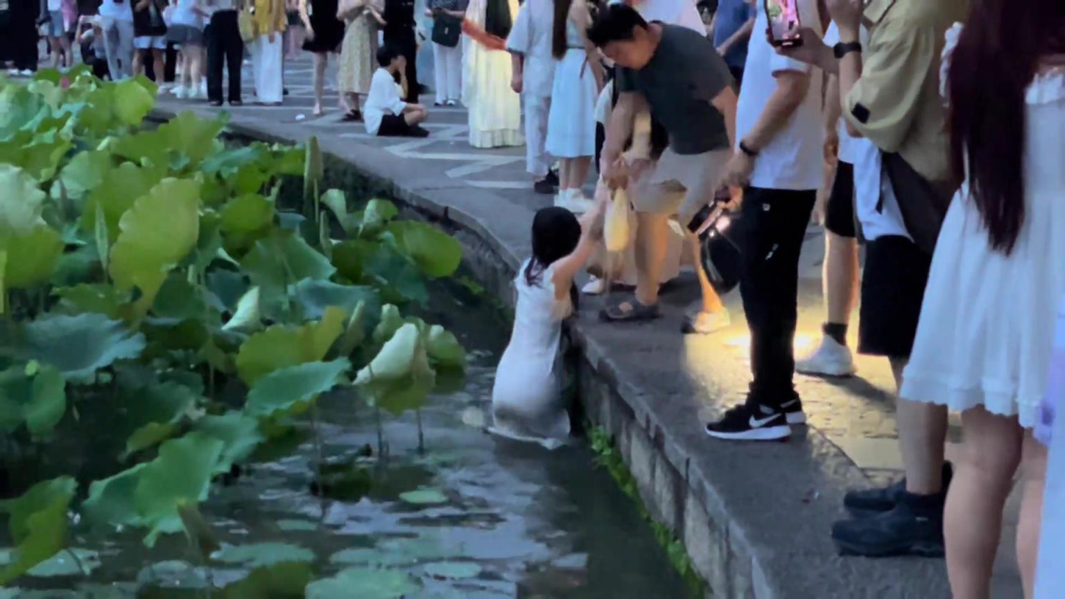 喂，小姐姐，西湖不能洗澡