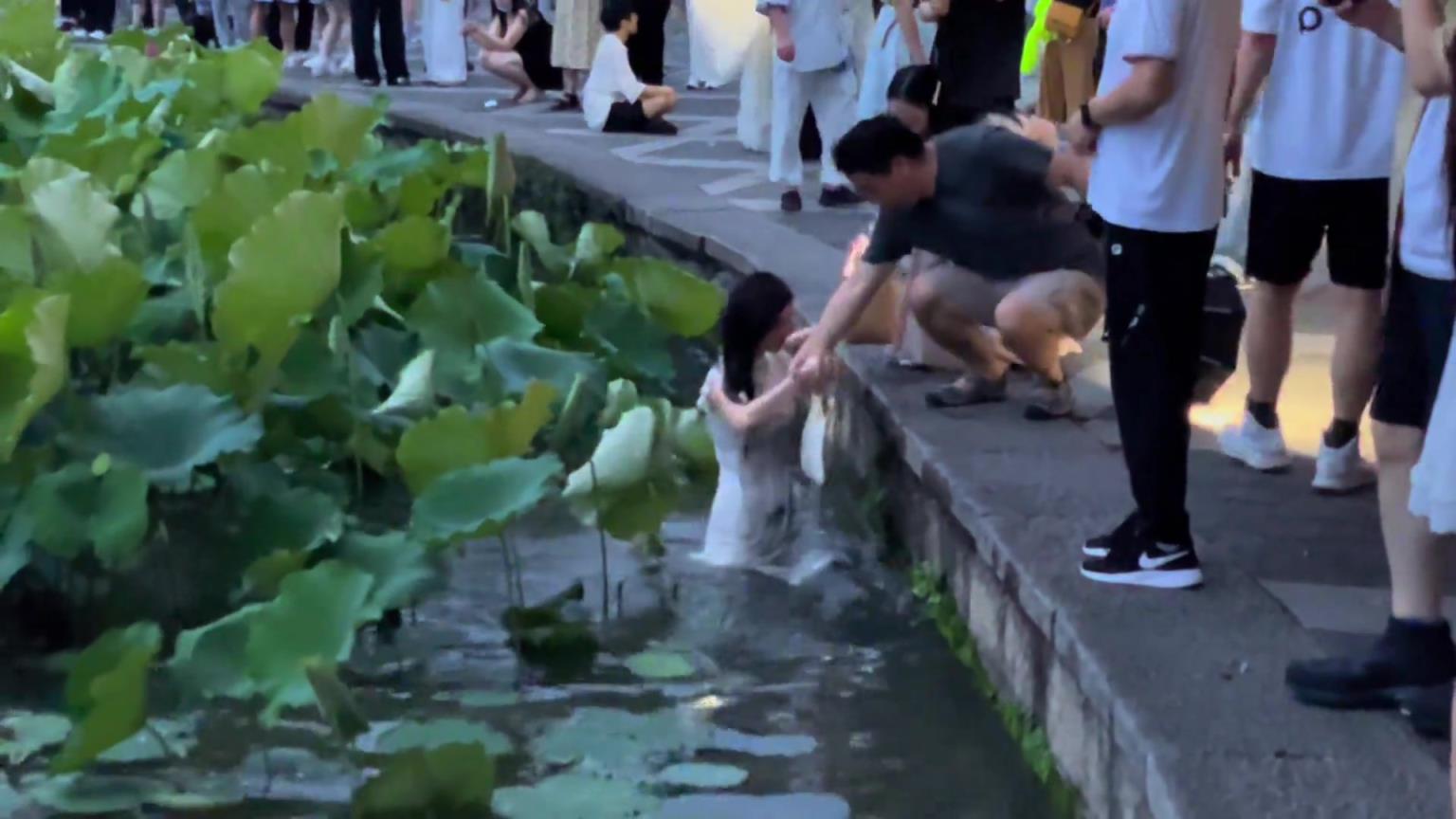 女生這是要拍美女出浴嗎？！