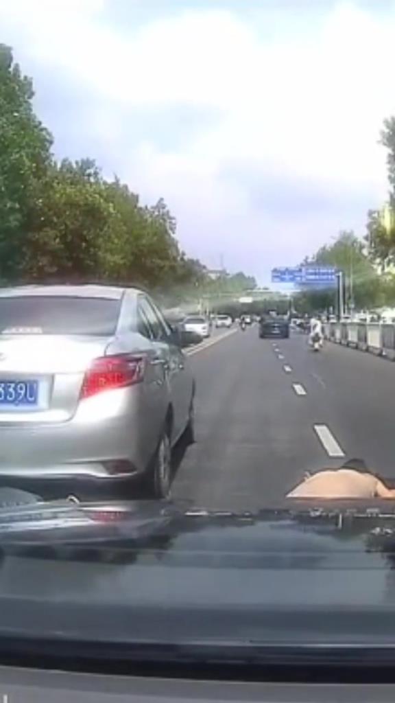 得亏女生有气囊啊，还弹了一下！！