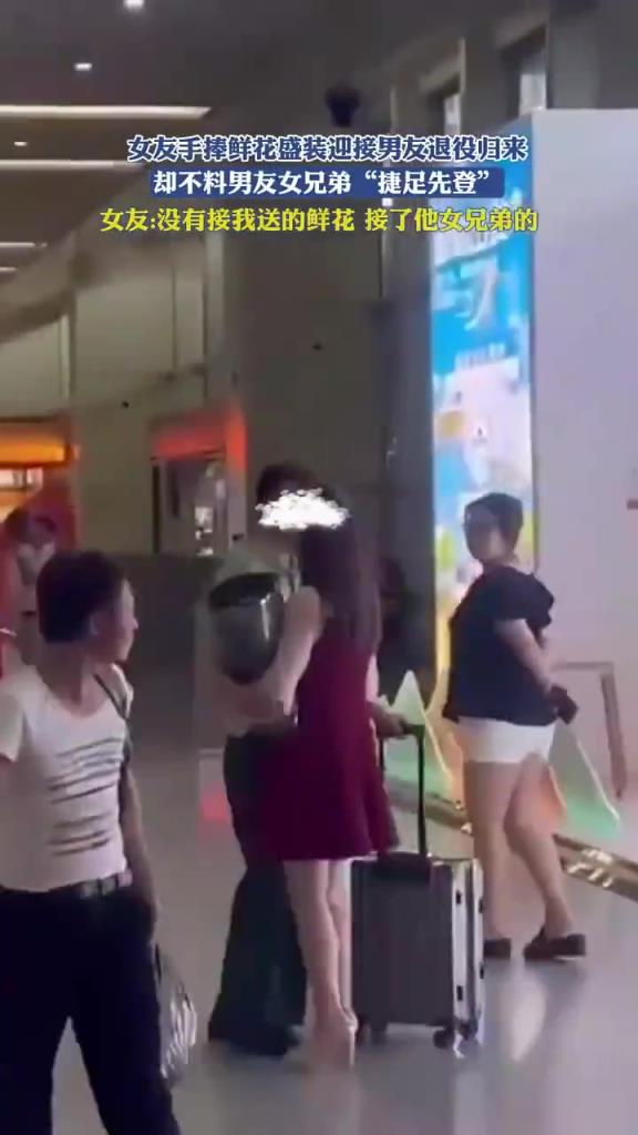 女友手捧鮮花盛裝迎接男友退役歸來