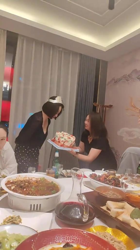 大妈们的生日聚会玩得真花呀！！