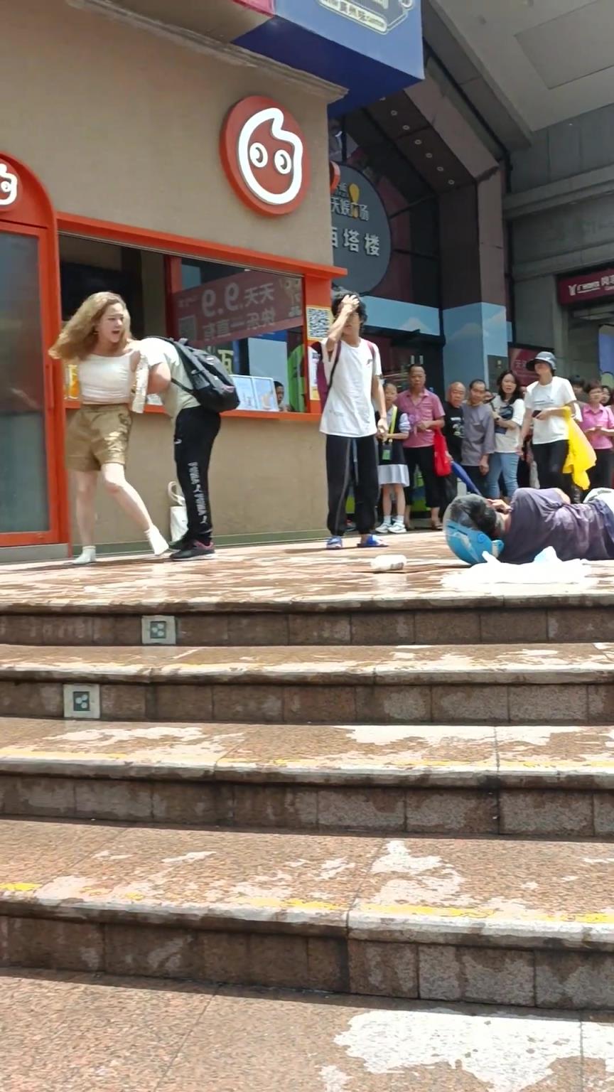 外卖小哥和女子起冲突，小哥倒地不起！！