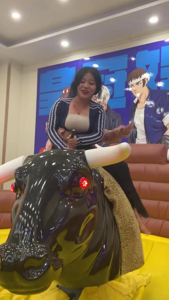 女生摔到機器底下了，不會有事吧？！