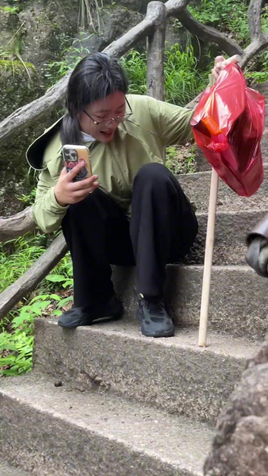 女生腿抖成這樣，還能下山嗎？！
