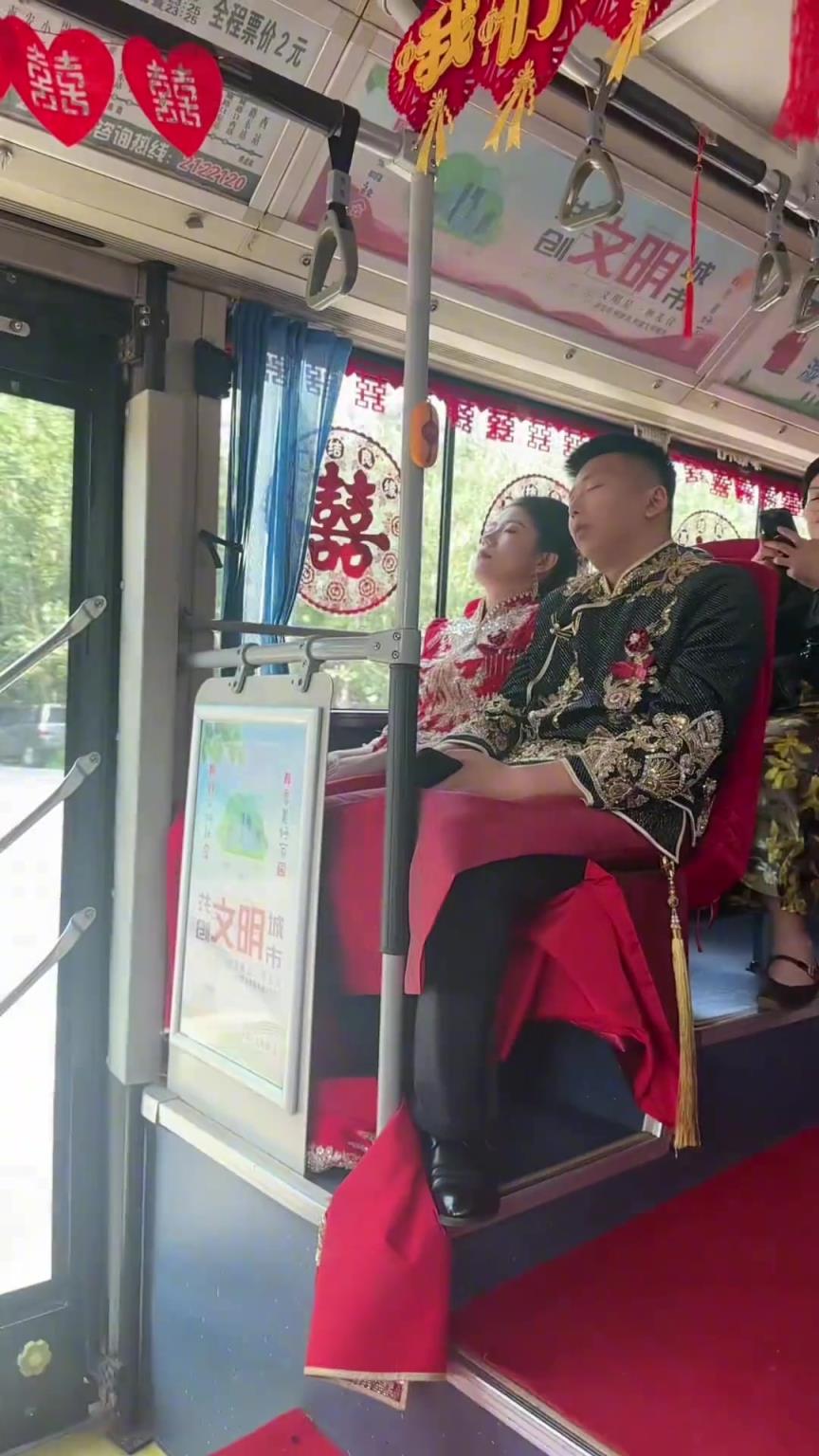 公交車：沒(méi)想到有一天我竟當(dāng)上了婚車！！