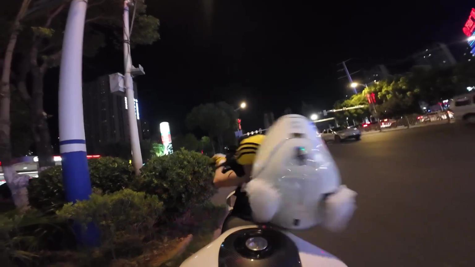 女生没这个头盔不得脑震荡啊？！