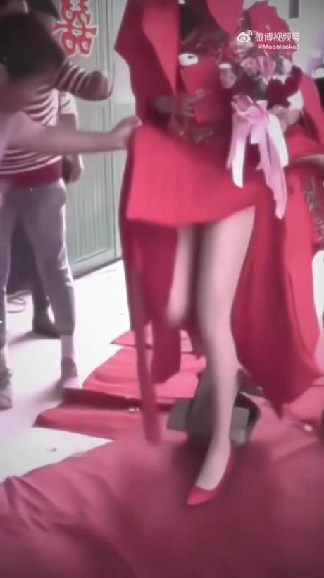 挺讨厌提裙子这大妈的，看似帮忙实则添乱 ，新娘差点走光！！