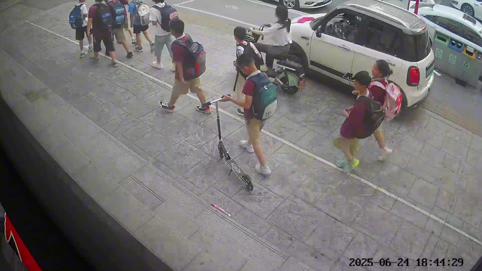 同樣都是背著書包的人，這就是差距，給大男孩點贊