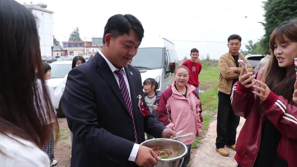 接親吃這么多，一會(huì)兒吃不下席了！