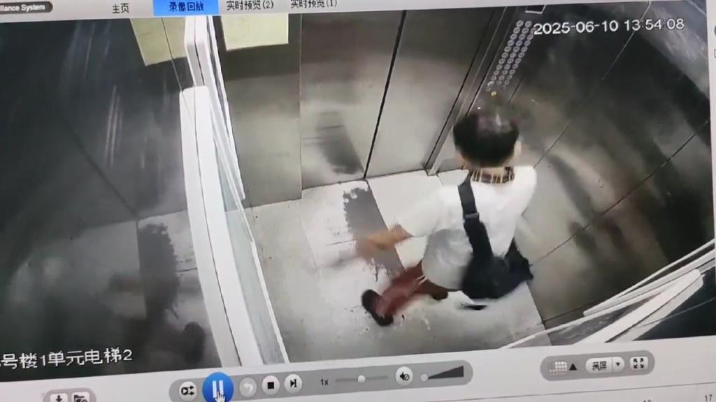 在电梯里撒尿……卫生先不说，如果发生短路故障，那事情可就大了