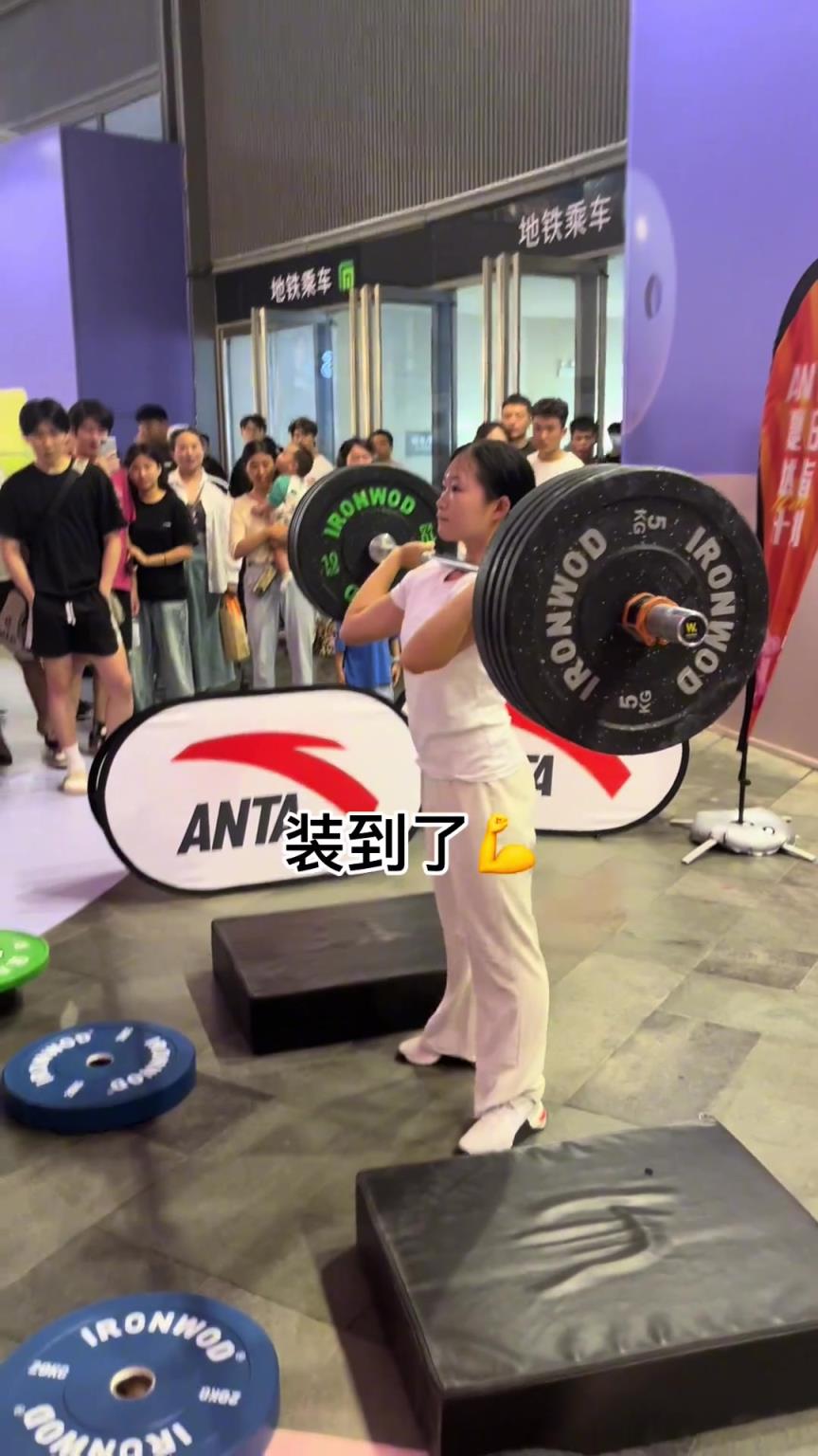 70kg这么稳举起来！ 这挺厉害了！
