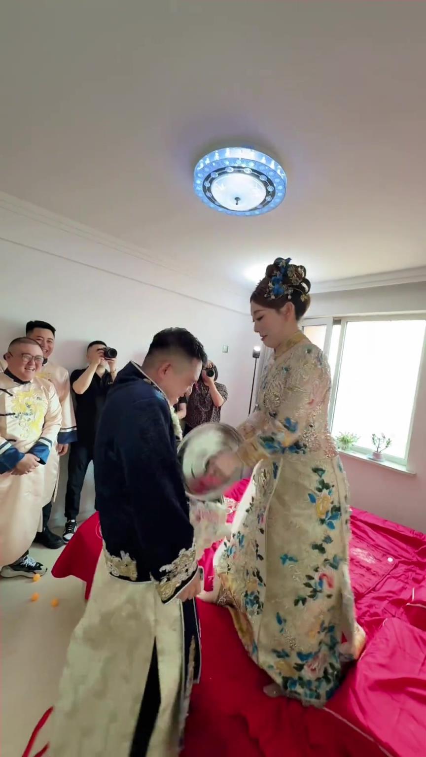 伴郎：问君能有几多愁，恰似锅盖夹住头