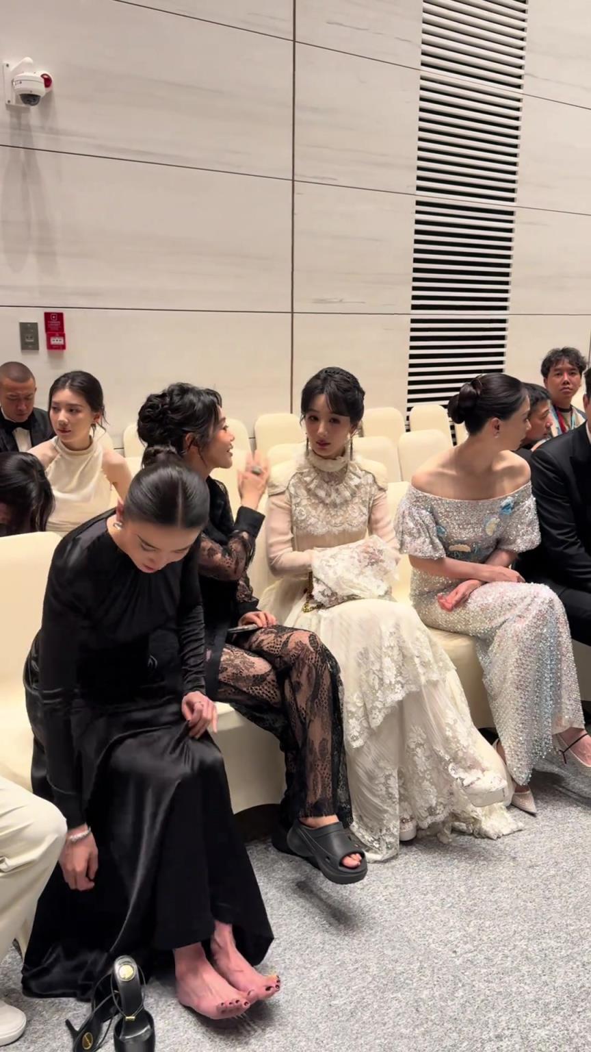 宋佳白玉蘭后臺直接脫鞋了，閆妮：光腳沒事？