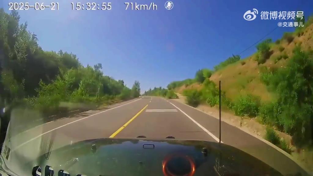 老老實實正常行駛，下一秒車子直接報廢，開車上路務(wù)必集中精神