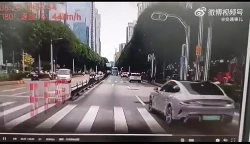 突然變道后直接剎停，開車不能只顧自己的感受