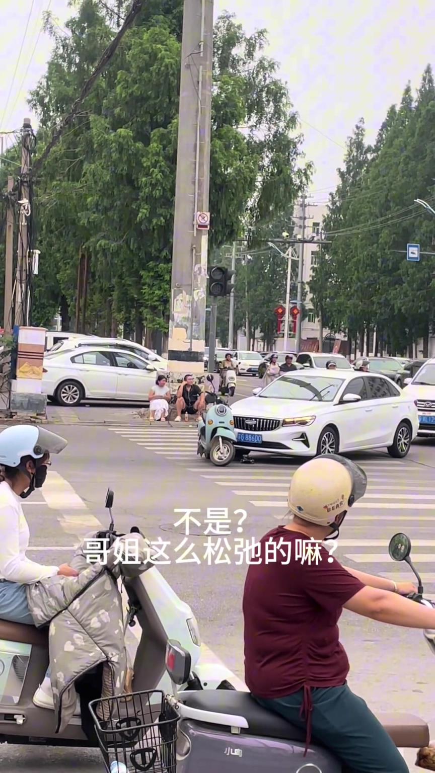 事故的兩位車主這么淡定？松弛感拉滿了