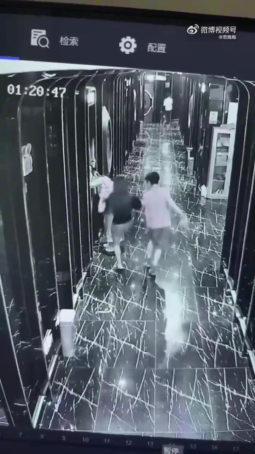 女子在KTV包廂門口透透氣，被陌生女子無緣無故踹了一腳！