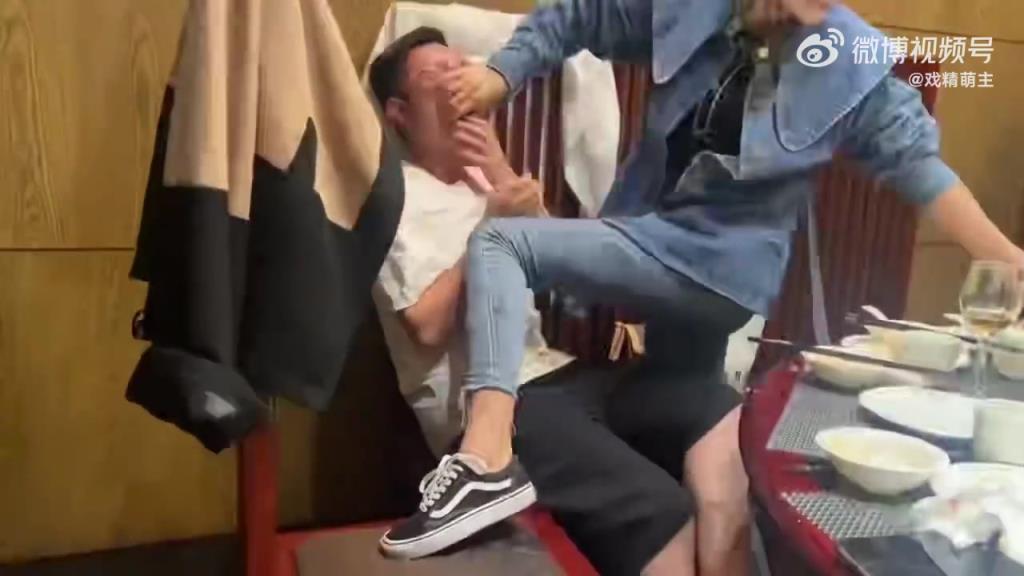 也就同學聚會你倆才能這樣玩吧??！