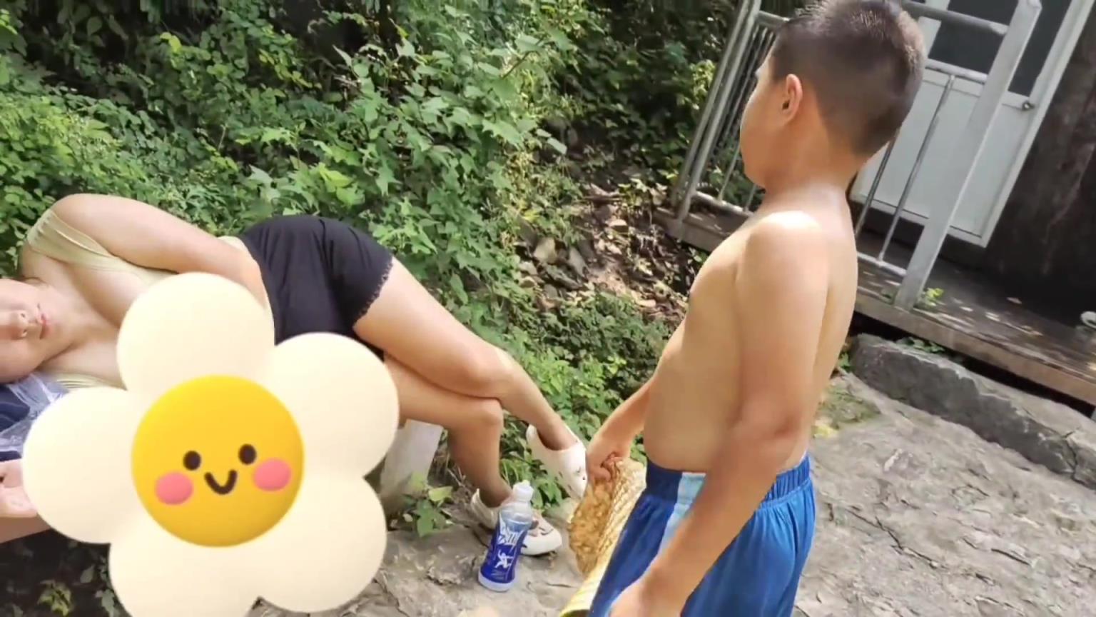 這小孩哥太懂得照顧人了！