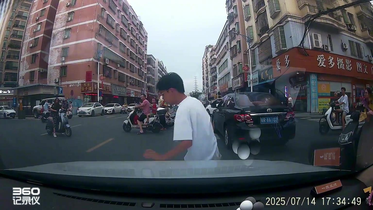 這樣子的話，責任是怎么劃分？女的走了她是有沒有責任的？