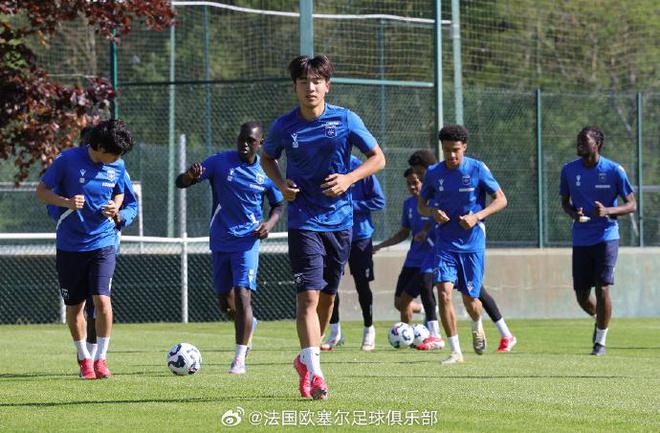 加油！17岁梅州小将魏祥鑫完成了抵达欧塞尔之后的首堂训练课