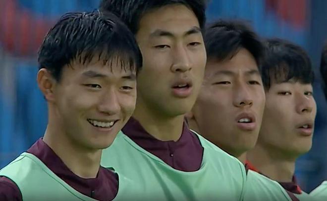 U17国足出局夜2争议：艾比布拉2场均未唱国歌 替补席2人弯腰偷笑