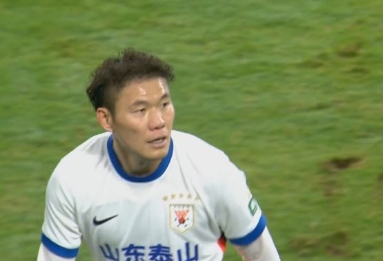 落选国足因不会进攻？31岁国脚打脸伊万！半场2助导演泰山4球逆转