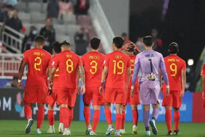 足球运动员年薪降到500万后，前国脚：别降了，球员就该挣高薪