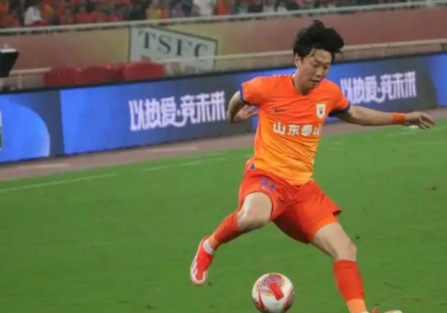泰山队四球大胜登顶积分榜，但国足主帅伊万却高兴不起来